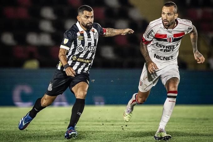 O Santos tentou fazer do estádio do Londrina a sua casa e perdeu o jogo (Foto/Portal Metropoles/curt.link/nirGV)