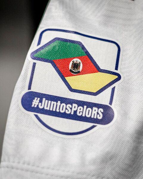 Desde maio que os clubes vêm jogando com um Patch "Juntos pelo RS" (Foto/Divulgação/FPF)