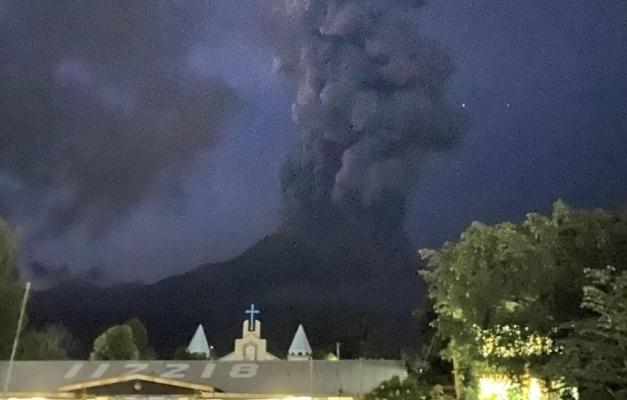 A erupção levou as autoridades a aumentar o nível de alerta para dois em um sistema de alerta de cinco etapas, indicando um "nível moderado de agitação vulcânica" (Foto/Divulgação)
