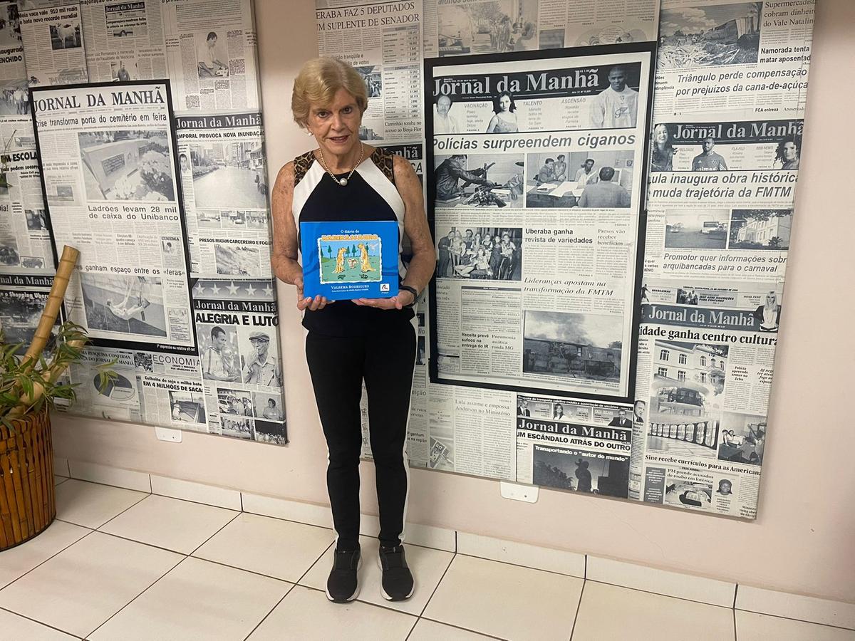 A escritora Valsema Rodrigues com seu livro &#34;O Diário de Karikassauro&#34; (Foto/Jornal da Manhã)