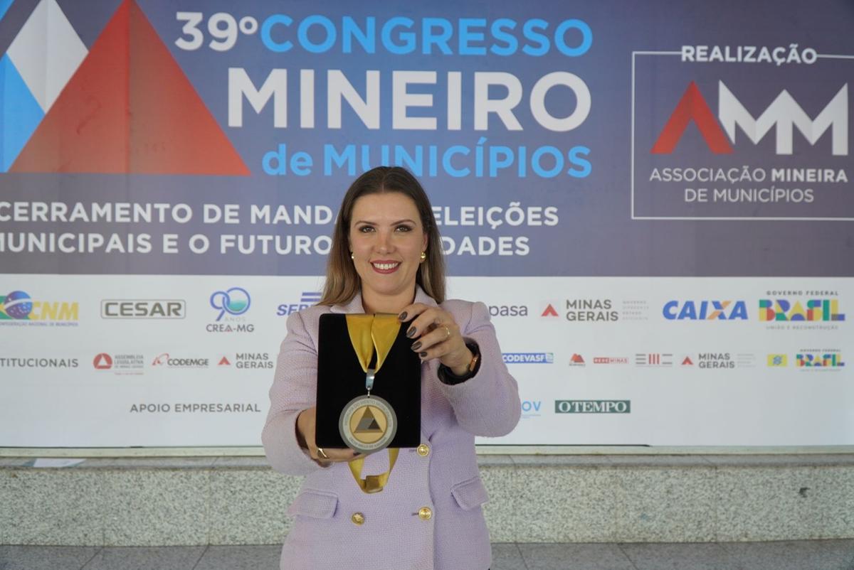 Prefeita Elisa Araújo com a Medalha do Mérito Municipalista “Celso Mello de Azevedo, conferida pela AMM (Foto/Divulgação)