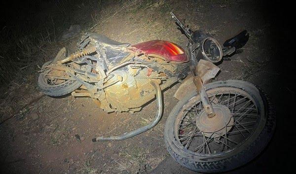 Depois de ser atingido pela carreta, o motociclista foi lançado no asfalto e sofreu lesões gravíssimas devido à queda (Foto/Divulgação)