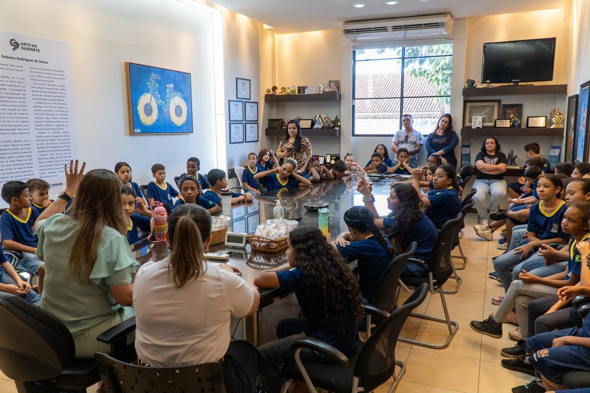 Alunos da Escola Municipal Terezinha Hueb de Menezes durante o projeto Apresentando os Três Poderes (Foto/Divulgação)