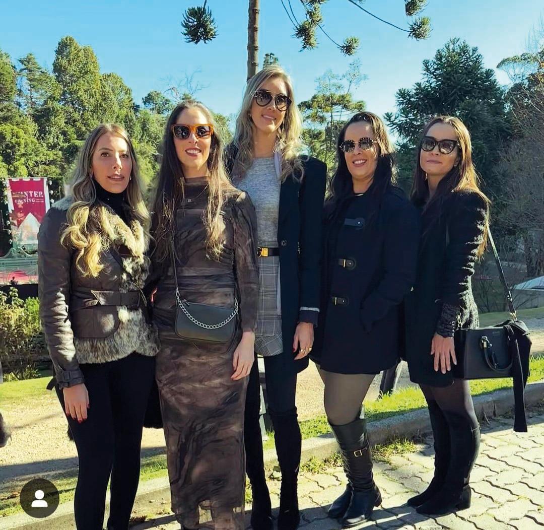 Mariah Hueb Mattar, Bruna Oliveira, Giovana Borges, Talita Carvalho e Mayara Cardozo curtindo temporada em Campos do Jordão (Foto/Arquivo pessoal)