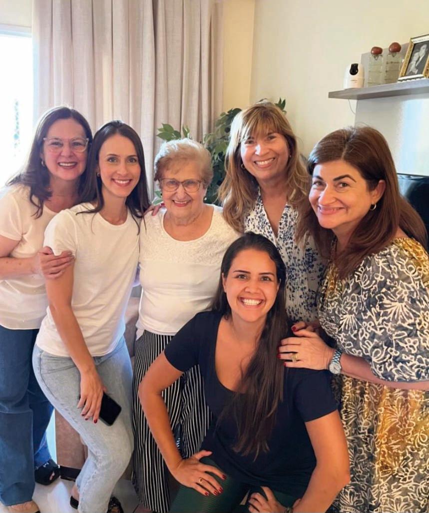 Aniversariantes de maio, Denise Tahan e sua mãe Ireninha Rodrigues da Cunha Tahan festejaram em família, com as outras mulheres da família, como Eliete e Fernanda, Bia e Júlia. Momentos imperdíveis! (Foto/Arquivo pessoal)