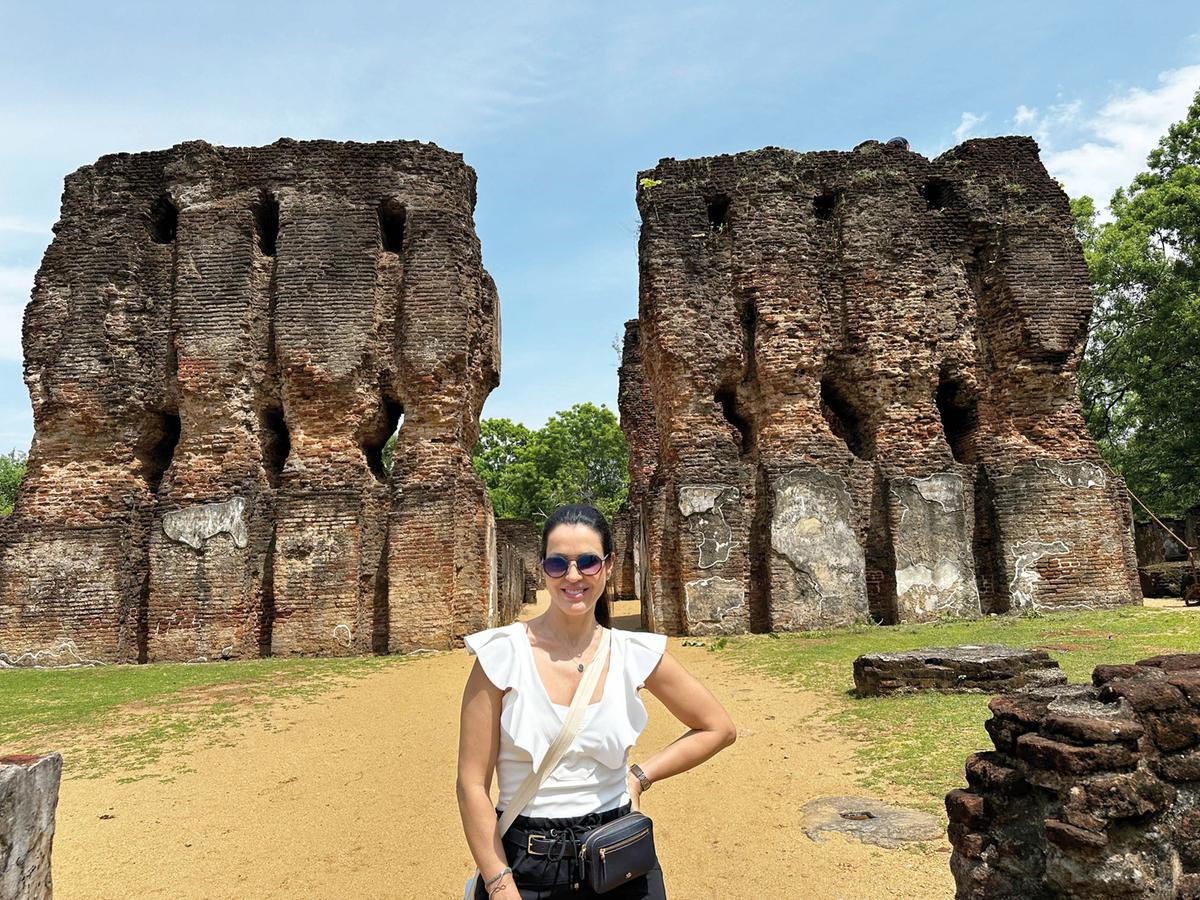 Na agenda de viagens da bela Florença Barsam, o Sri Lanka é o país de número 63 que está conhecendo. Uma experiência única, pra não esquecer jamais, entre safáris e templos históricos, tudo muito encantador e especial no antigo Ceilão (Foto/Arquivo pessoal)