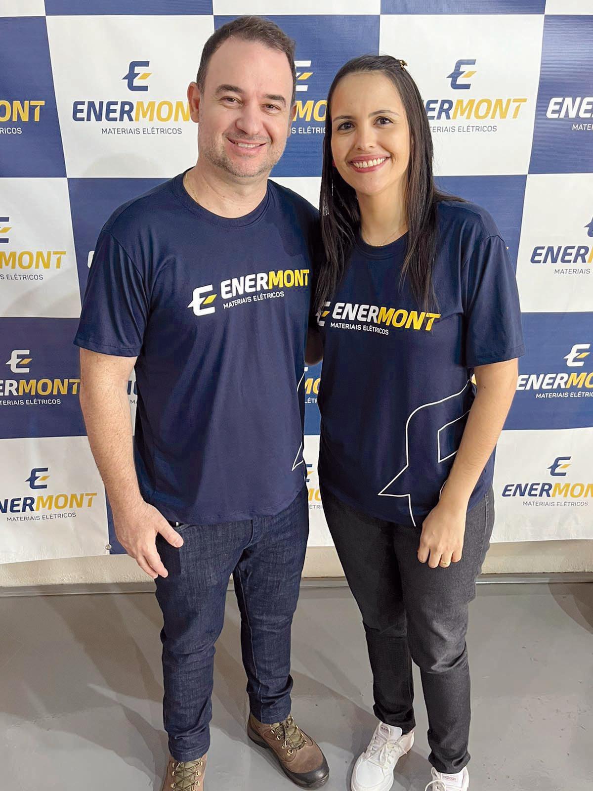 Empresários Renata e Gianfranco Chavaglia brindam a inauguração da segunda loja da Enermont Materiais Elétricos. Agora estão com filial na avenida João XXIII. Sucesso (Foto/Arquivo pessoal)