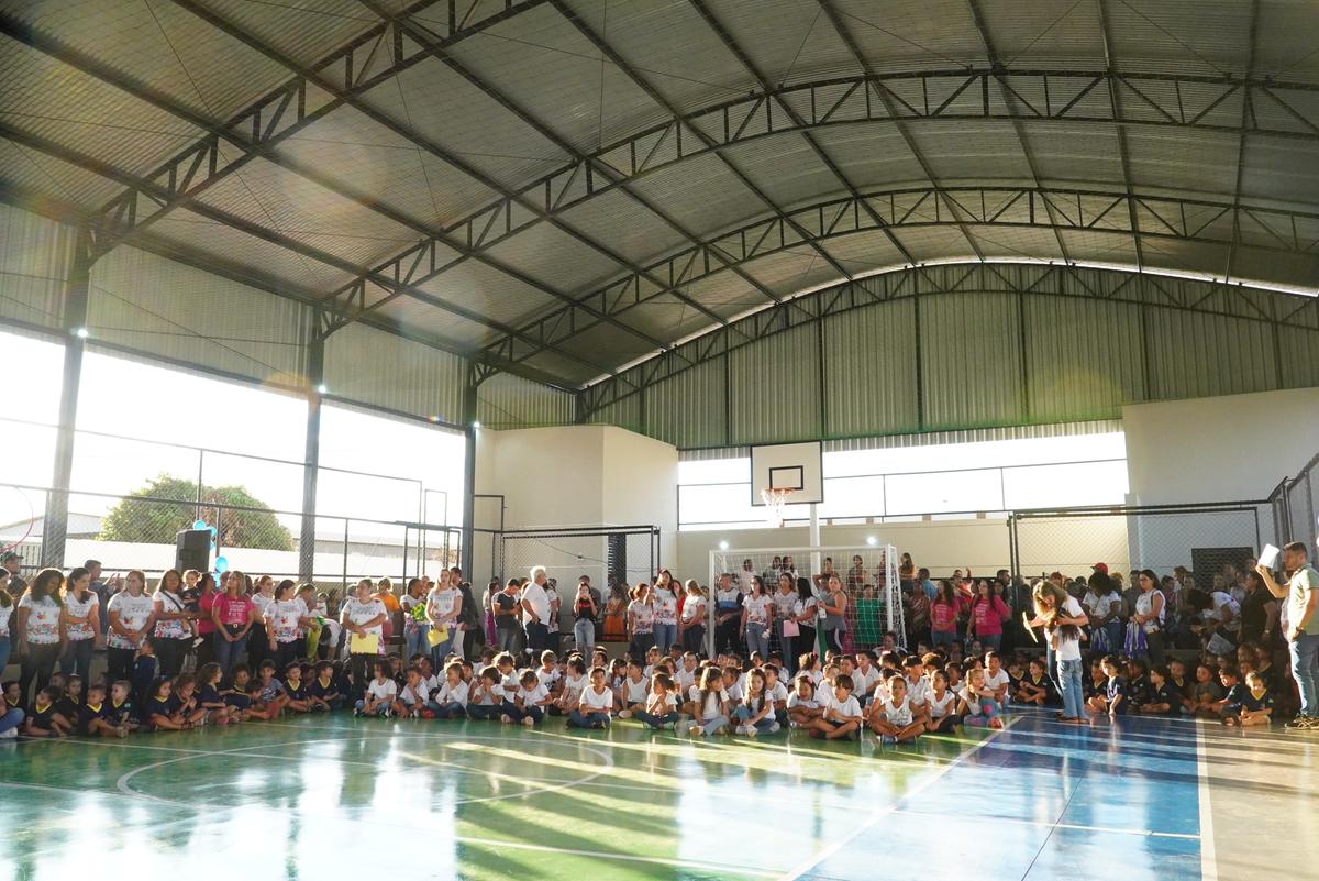 Alunos do Cemei se reúnem para a inauguração da nova quadra poliesportiva (Foto/Lílian Veronezi/PMU)