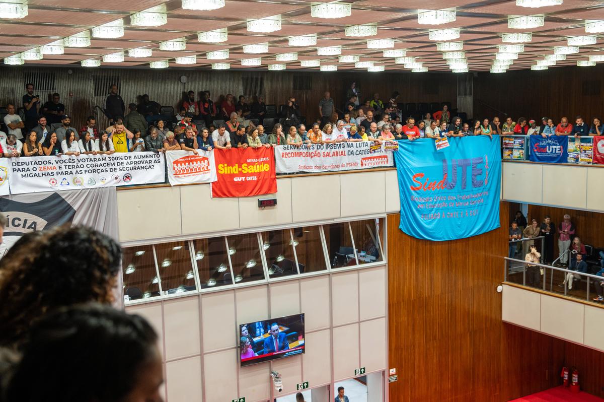 Servidores do Estado lotaram as galerias da Assembleia para protestarem contra o projeto de reajuste dos servidores com índice de 4,62% (Foto/Luiz Santana/ALMG)