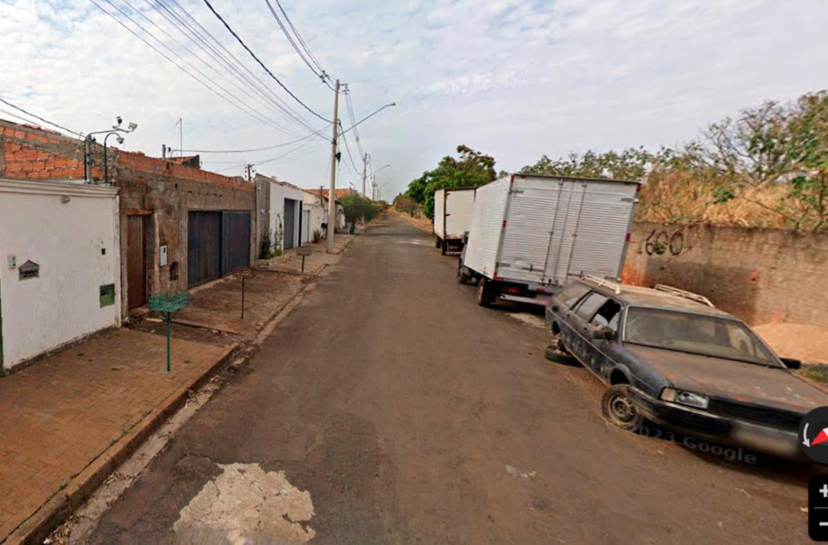 O caminhão estava estacionado na rua Yolanda Derenusson Silveira, no bairro Umuarama, quando foi furtado (Foto/Reprodução)