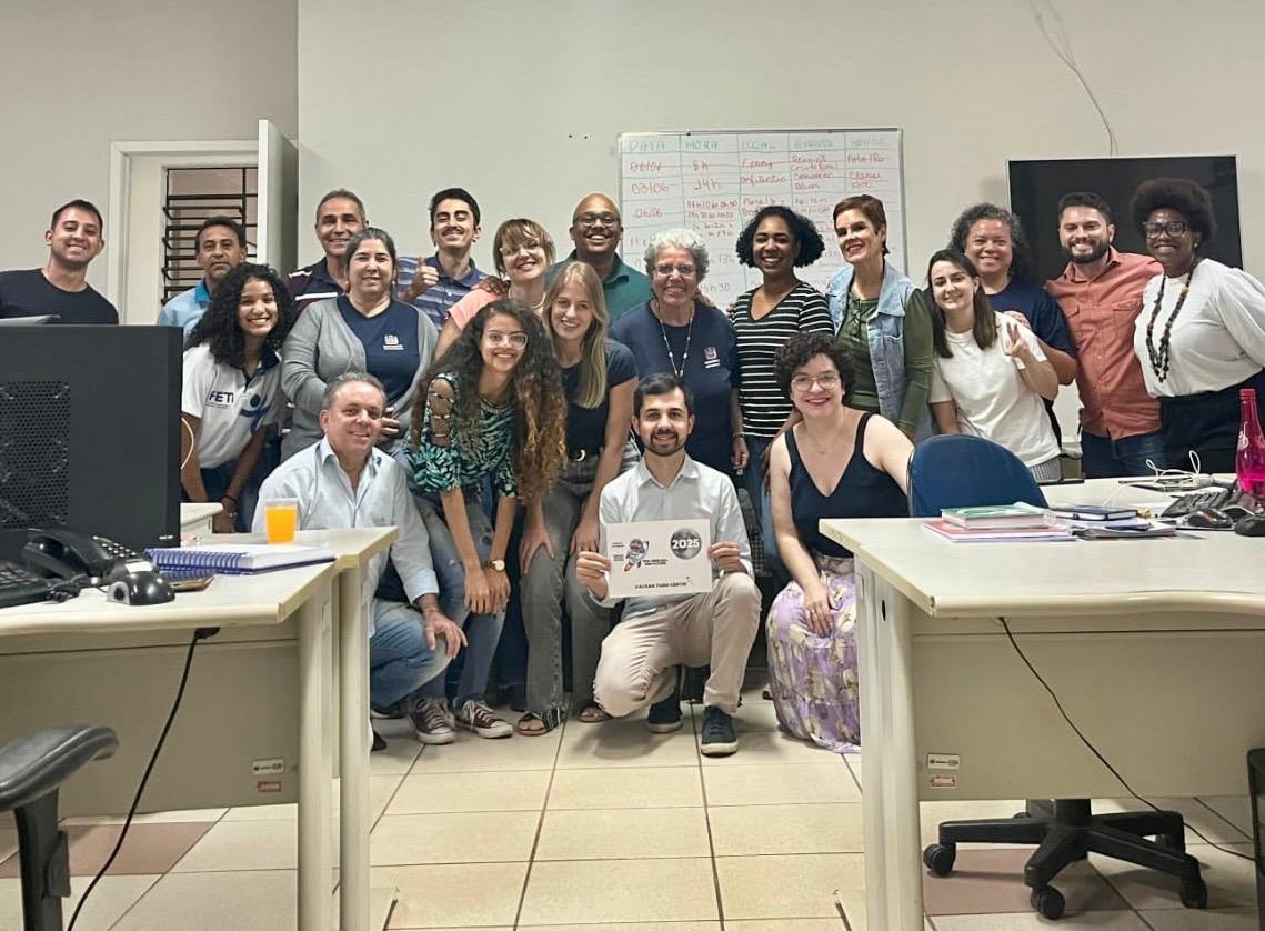 Equipe da Secretaria de Comunicação se despediu do titular Marcos Ferreira na tarde desta sexta-feira, com carinhosa homenagem a ele (Foto/Divulgação)