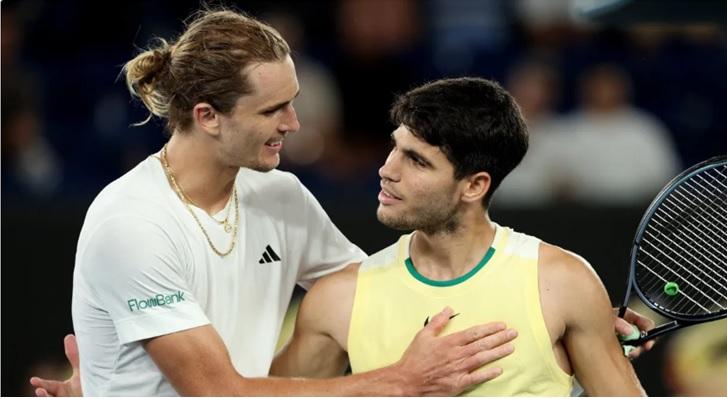 A decisão entre Zvrev e Alcaraz será no domingo e marca o décimo encontro entre os tenistas. ((Foto/Twitter/Australian Open))