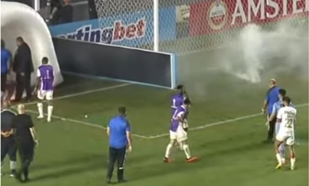 Torcedor estourou a bomba na porta do vestiário da equipe visitante (Foto/Youtube)