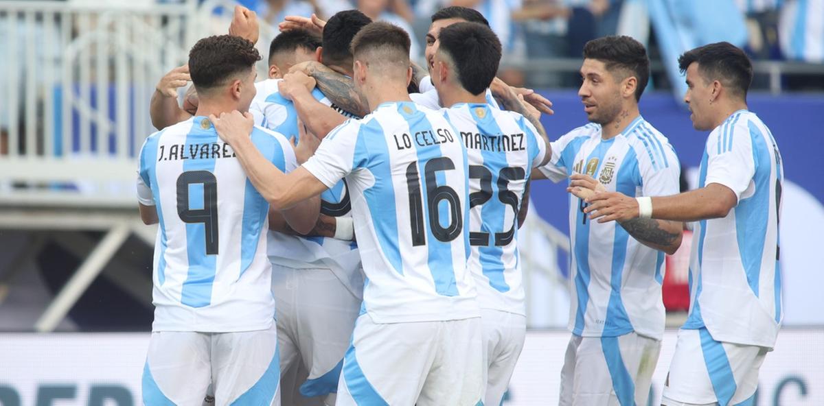 Jogadores da Argentina comemoram com Di Maria o primeiro gol contra o Equador (Foto/El Clarin)