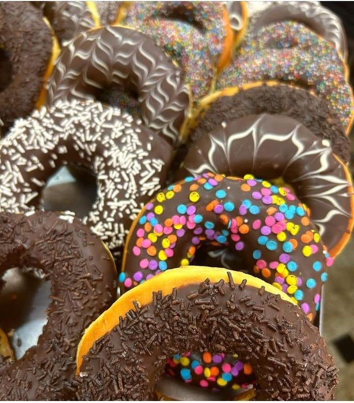 O donuts da Panificadora SaboReal da avenida da Saudade faz sucesso com as crianças e adultos (Foto/Divulgação)