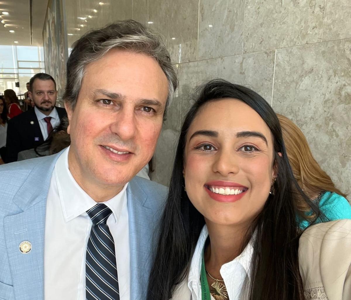 Patrícia Melo faz selfie com o ministro Camilo Santana pouco antes da reunião (Foto/Divulgação)