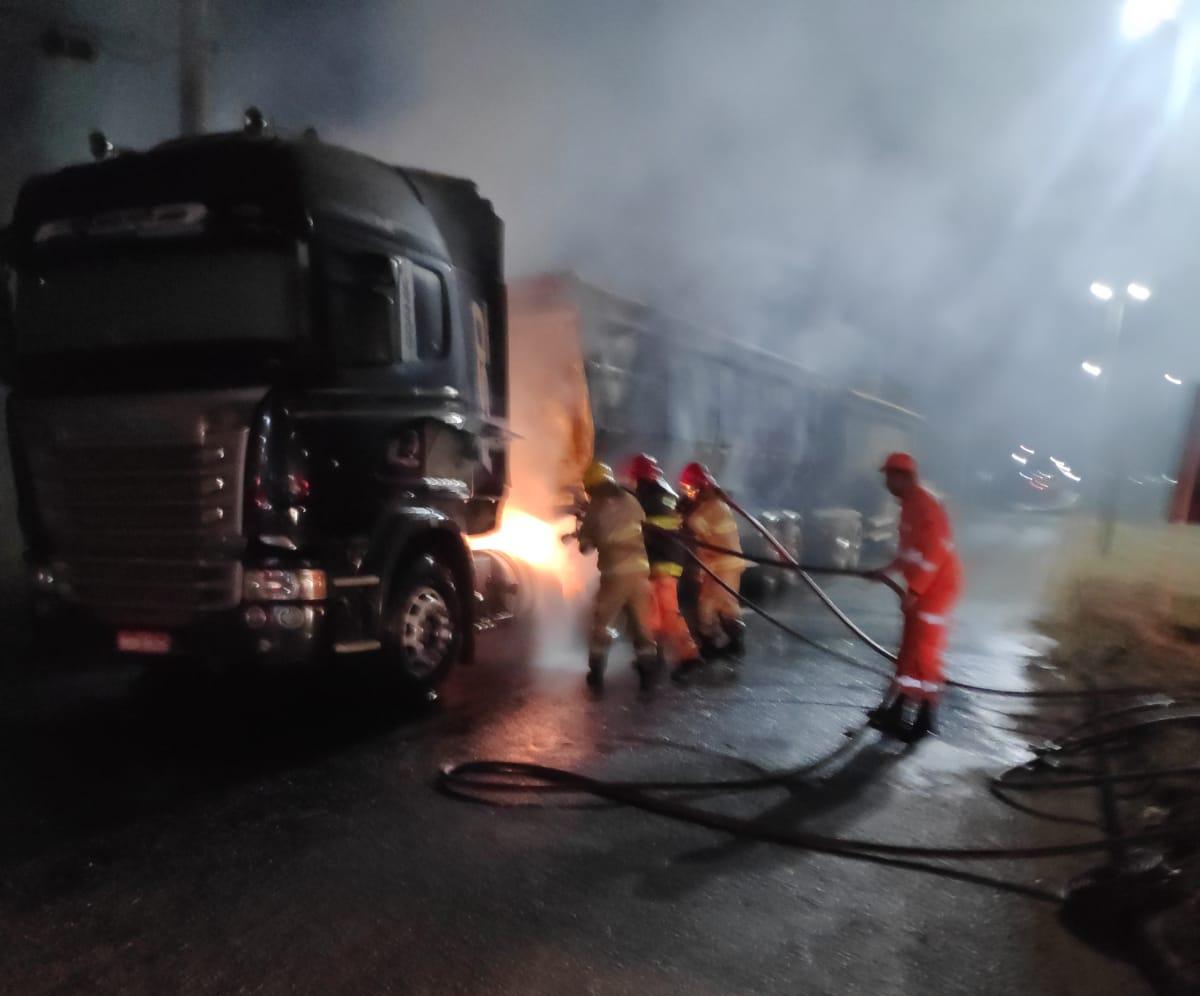 Os bombeiros encontraram a carreta bitrem parcialmente em chamas, com o fogo atingindo parte da cabine, rodas e a primeira carreta (Foto/Reprodução)