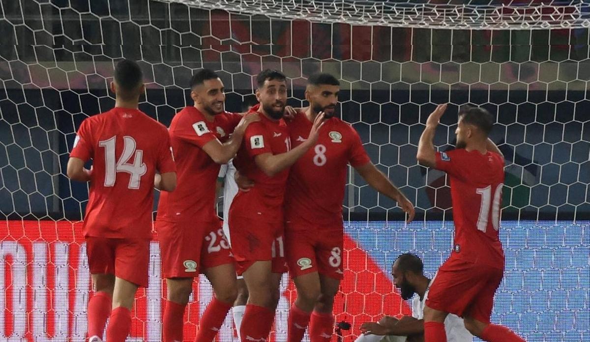 No meio do cenário da guerra de Israel com o Hamas, em seu oitavo mês, a Palestina tenta chegar à Copa do Mundo (Foto/Yasser Al-Zayyat/AFP)