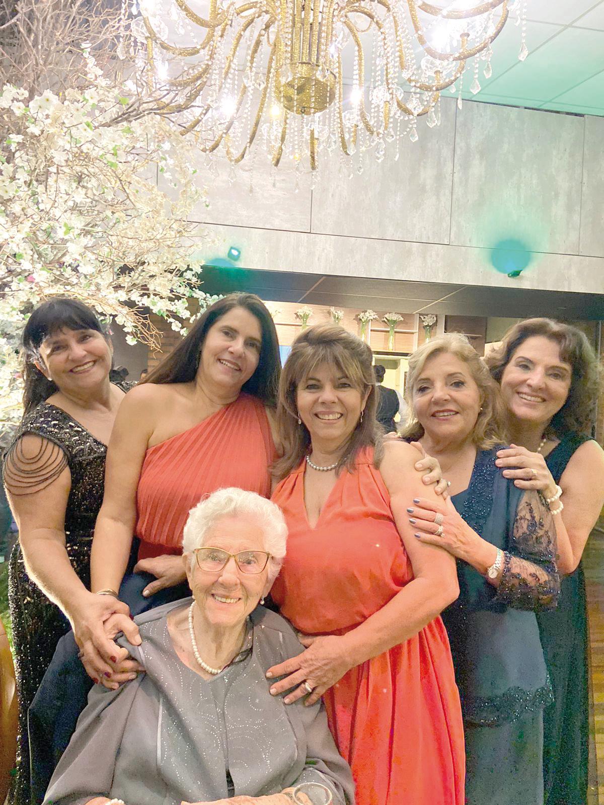 Grande mãe Eurípedes Maria, com suas filhas Maria Jorzina, Ana Paula, Marta Rita, Márcia e Rosângela no badalado casamento de seu neto Alfredinho Vilela e Juliana em Beagá (Foto/Arquivo pessoal)