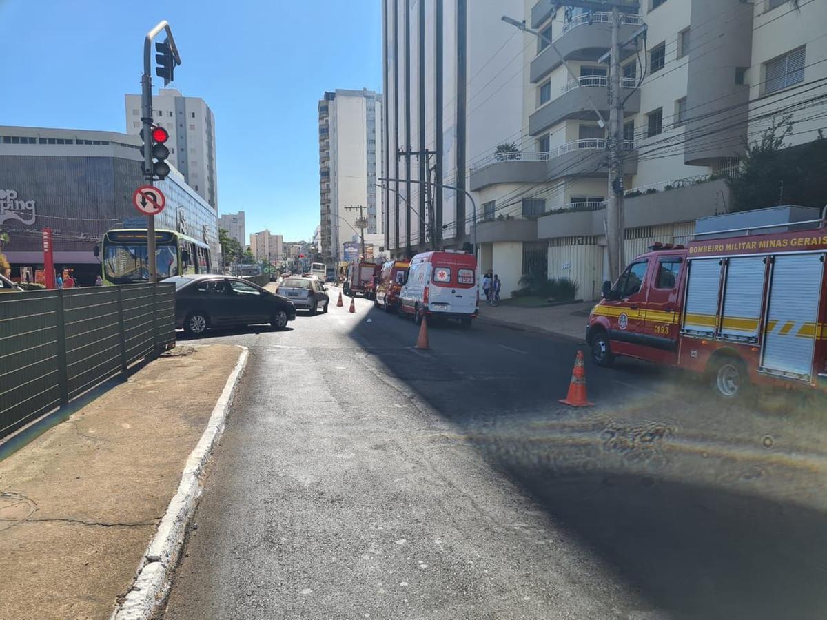 Corpo de Bombeiros e Samu se mobilizaram para o combate ao incêndio, que ofereceu risco à edificação, e resgate da vítima (Foto/Divulgação)