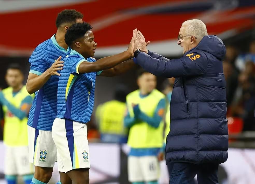 Dorival pede paciência à torcida em relação a Endrick (Foto/Reuters/Peter Cziborra)