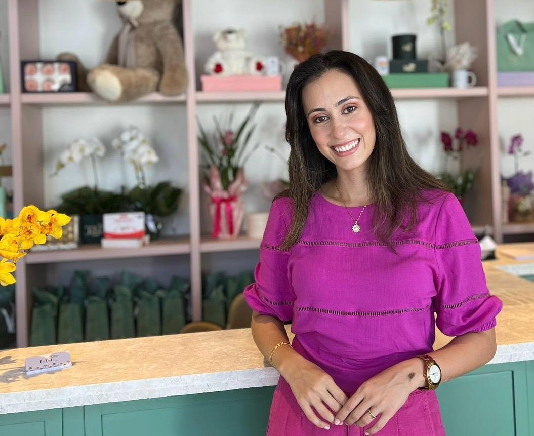 Sob o comando da empreendedora Allynne Ferreira (foto), a Pétale Flores está em novo endereço, agora na Avenida Santos Dumont, 247. Os arranjos florais mais incríveis e criativos levam a assinatura da Pétale (Foto/Divulgação)