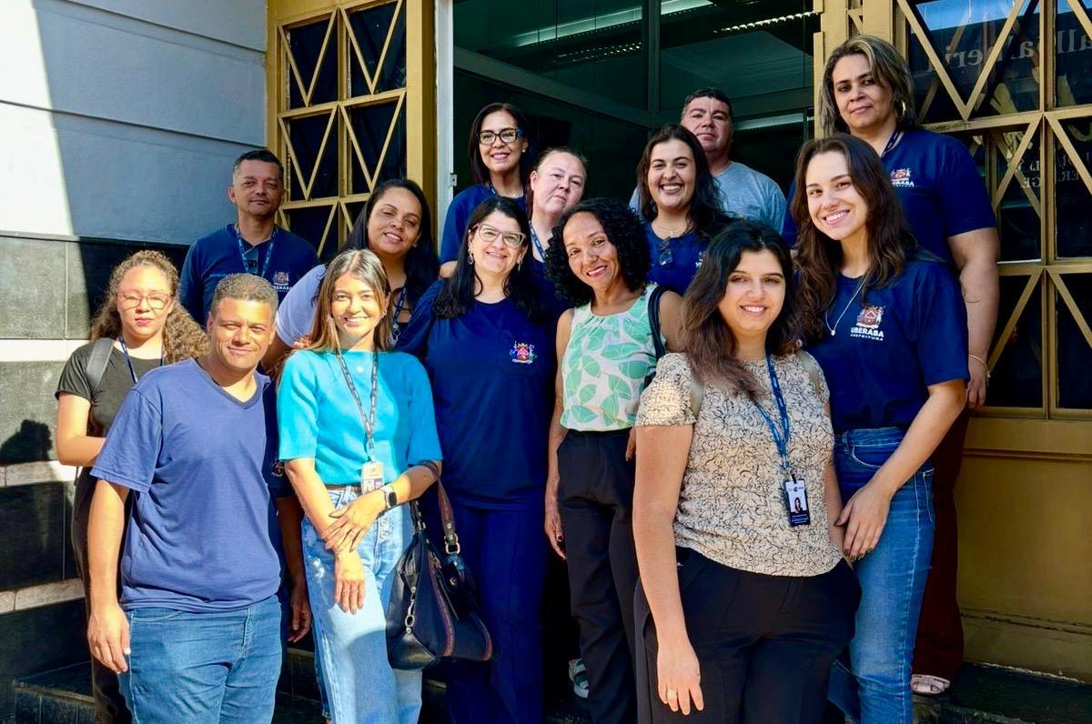 Através de requerimento do vereador Ismar Marão, a equipe da Superintendência de Transportes (foto acima) recebeu homenagem especial da Câmara Municipal nesta quarta-feira. Na justificativa, o autor destaca o excelente trabalho realizado na fiscalização dos terminais de ônibus, estações e abrigos, vistorias e monitoramento eletrônico da frota, e atendimento aos usuários. Coincidentemente, a homenagem foi prestada no dia do aniversário da superintendente Daniela Arantes (Foto/Divulgação)