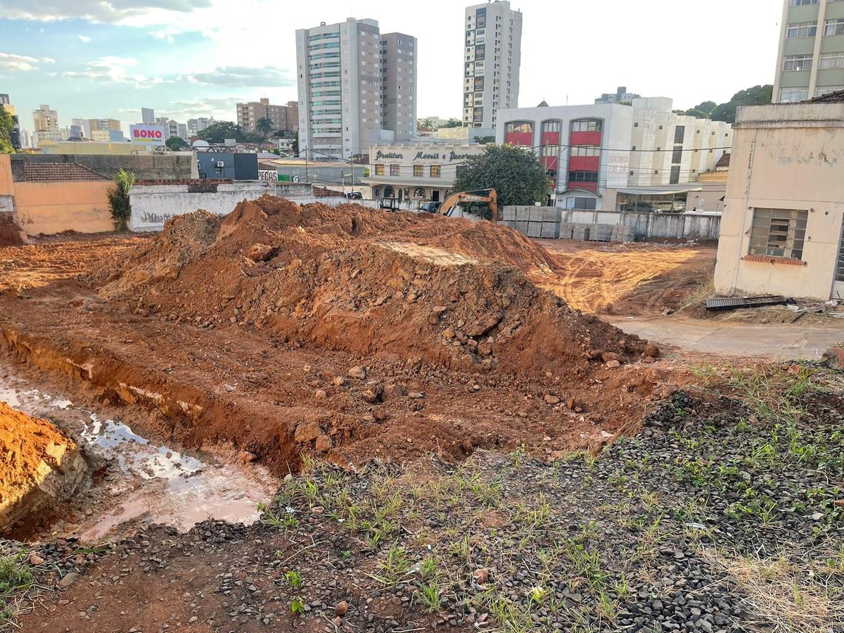 Obra está no estágio de aterro/desterro, para a implementação dos empreendimentos o modelo “Built To Suit” (Foto/Rafaella Massa)