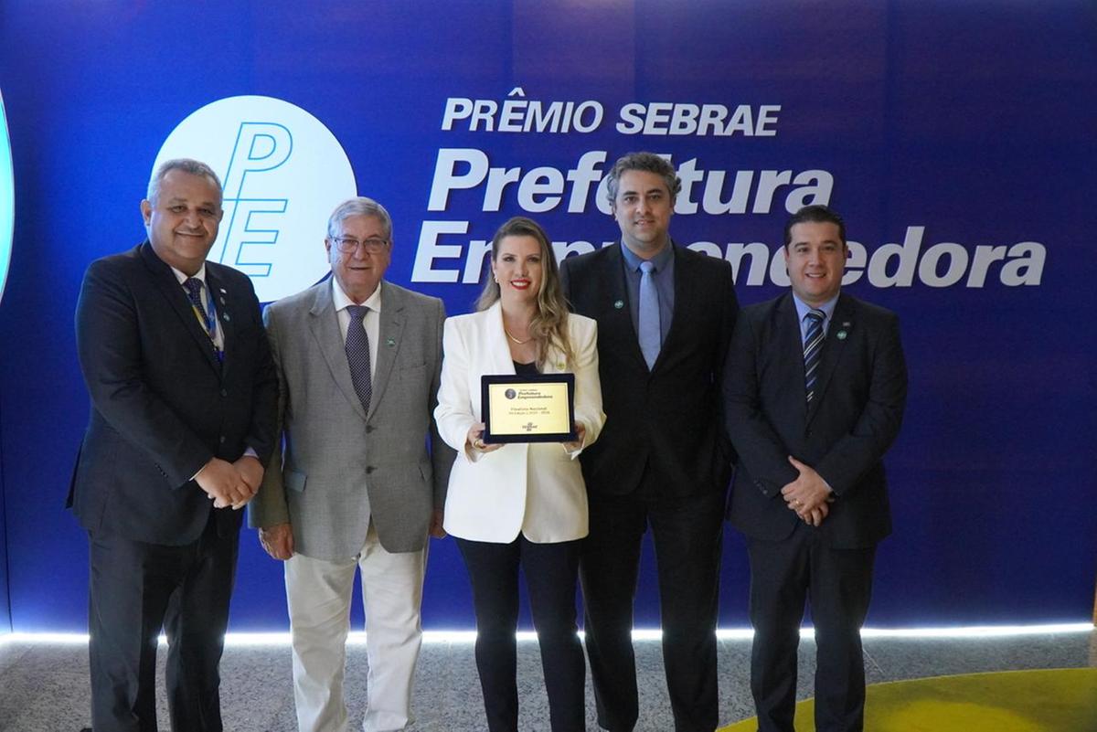 Em Brasília, acompanhada de secretários e representantes do Sebrae, a prefeita Elisa recebeu premiação (Foto/Divulgação)