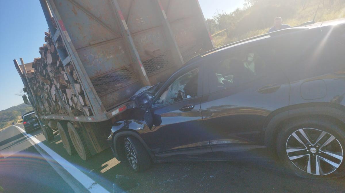 Motorista morreu no local e passageiros ficaram feridos (Foto/Divulgação)