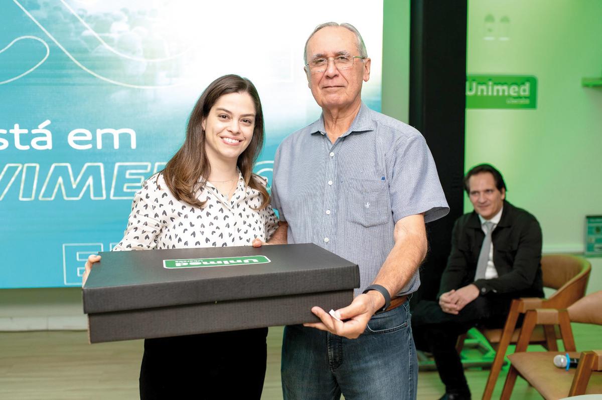 Dra. Giovanna Prata entregou mimo para o colega, Dr. Nilson Rôso, durante Encontro com os Cooperados (Foto/Arquivo pessoal)