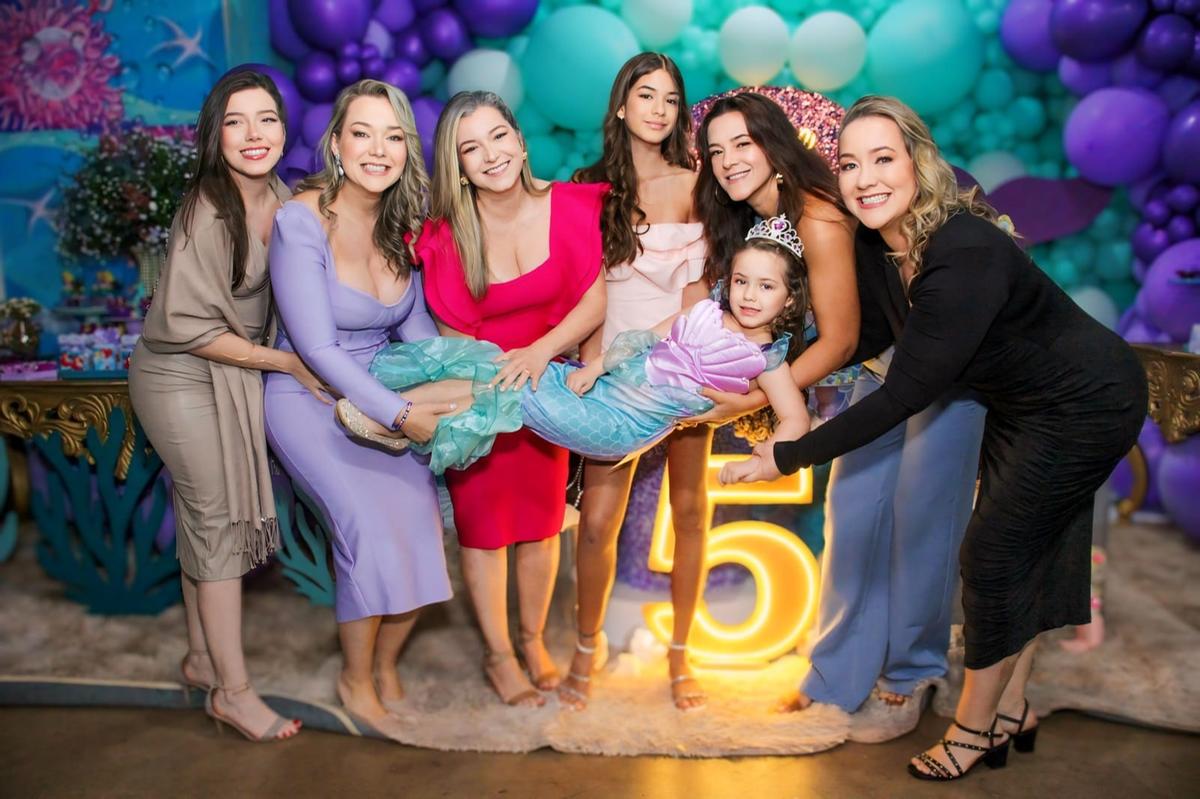 A aniversariante sendo paparicada pelas tias Amanda, Karla, Adriane, Silvana e Tatiana Borges (Foto/Cris Abreu)