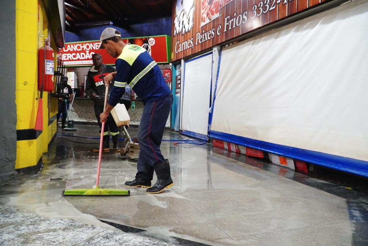 Trabalhadores atuavam ontem na limpeza geral do piso, para posterior aplicação da resina (Foto/Lílian Veronezi/PMU)