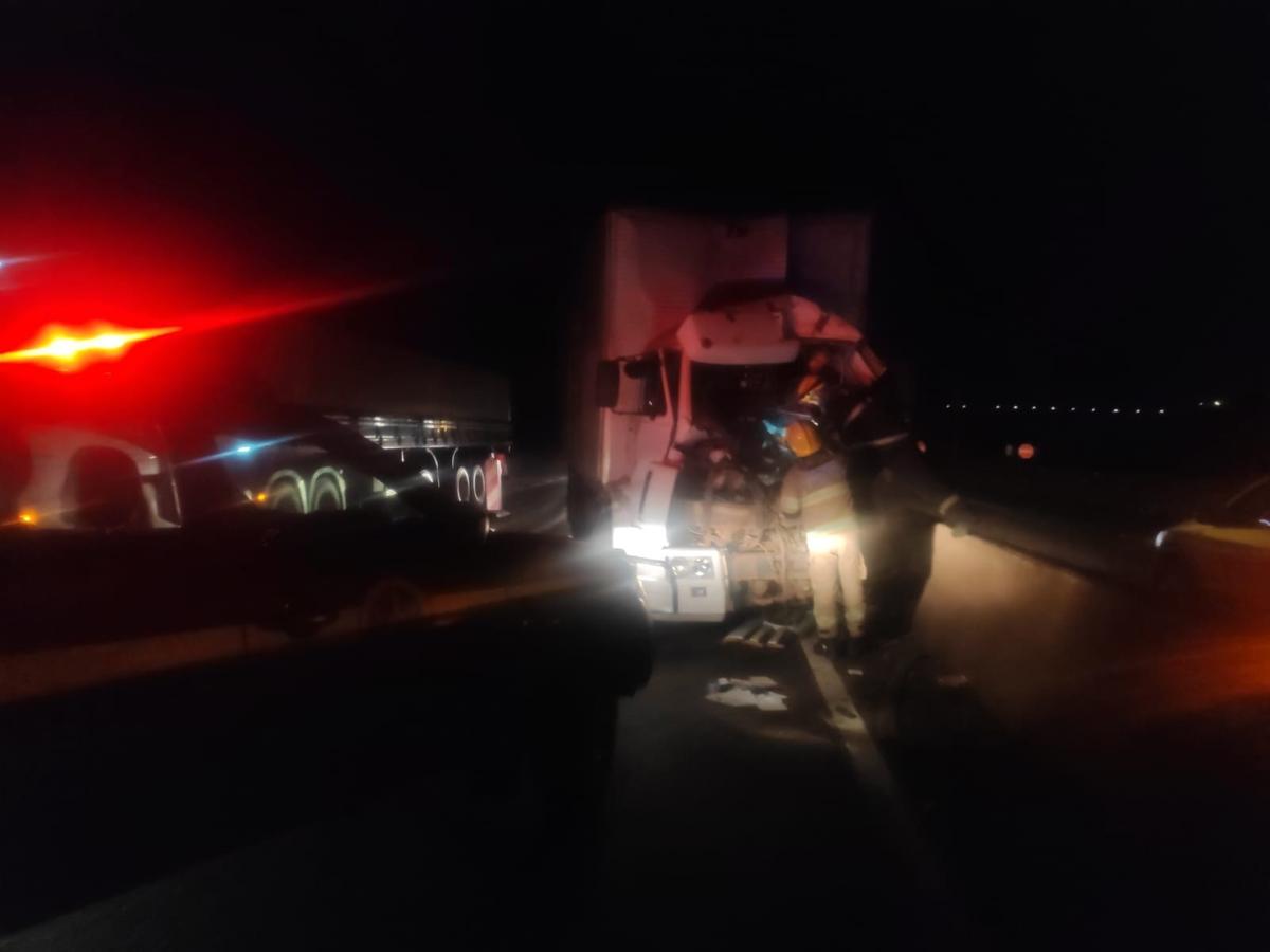 O motorista do caminhão foi a óbito no local, após bater na traseira de uma carreta que seguia no mesmo sentido: Minas-São Paulo (Foto/Divulgação)