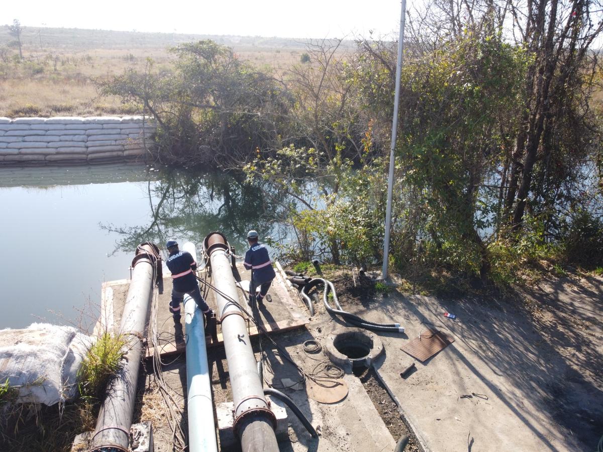 Trabalhadores da Codau começam a instalar o sistema de transposição do rio Claro para reforçar o abastecimento da cidade (Foto/Divulgação)