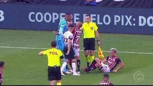 O desentendimento entre os rivais começou ainda durante o primeiro tempo da partida (Foto/Reprodução TV Globo)
