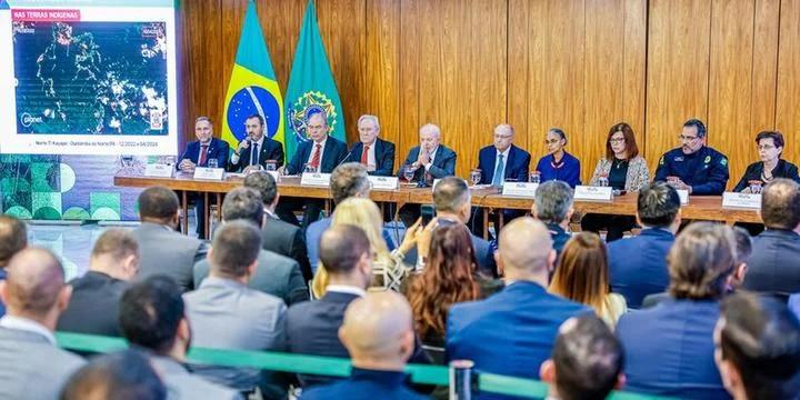 O acordo foi assinado pelo presidente do BNDES, Aloizio Mercadante, e o ministro Ricardo Lewandowski, no Palácio do Planalto, com a presença do presidente da República, Luiz Inácio Lula da Silva (Foto/Divulgação)