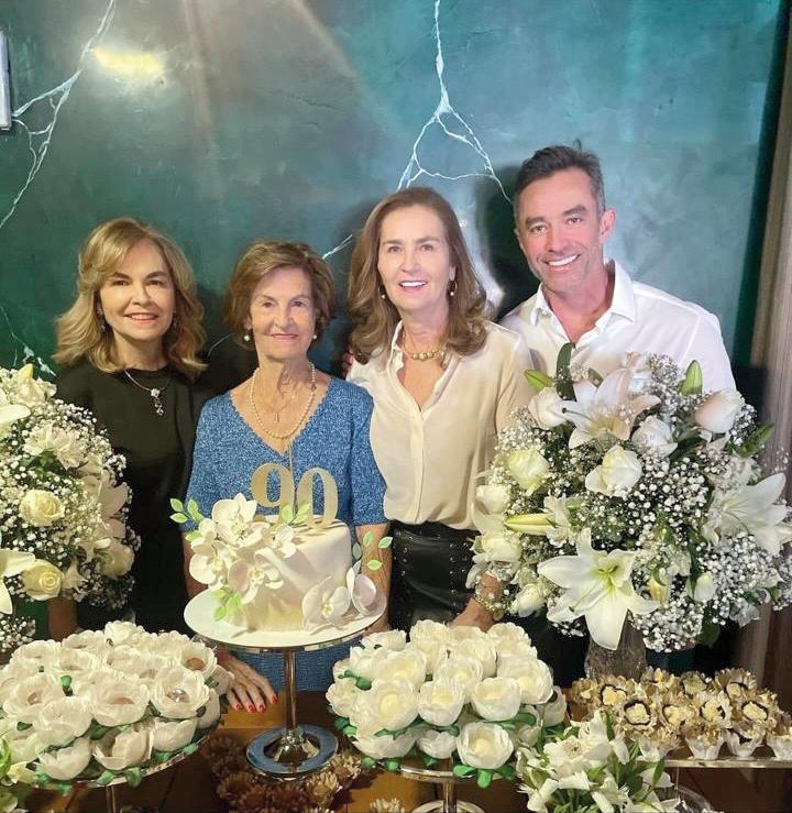 Maria Rossi celebrando os seus 90 anos ao lado dos filhos Maria das Graças, Maria Cristina e Mauro Cristiano. Parabéns! (Foto/Arquivo pessoal)