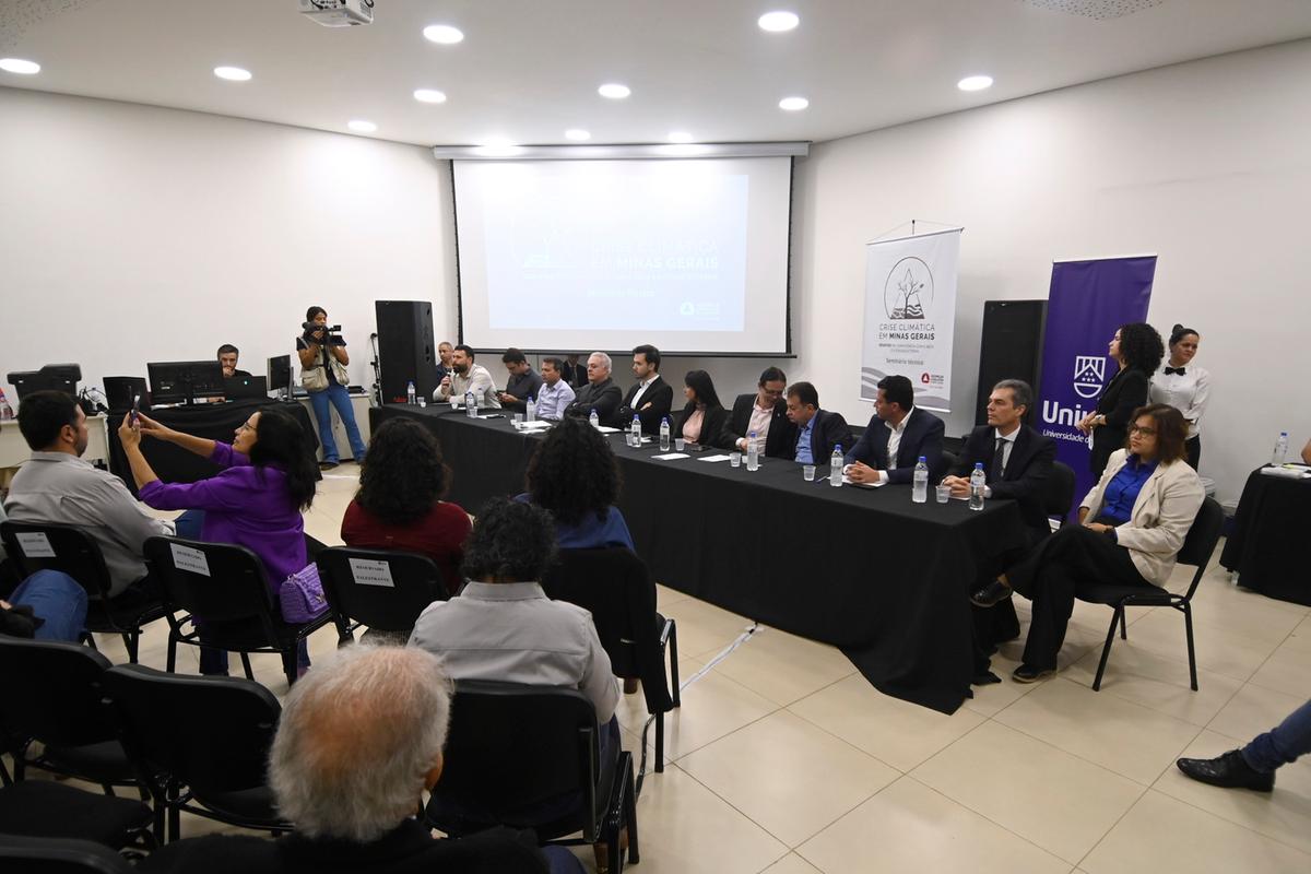 Várias autoridades e especialistas participaram o evento realizado nesta terça-feira na unidade da Uniube, em Uberlândia (Foto/Alexandre Netto/ALMG)