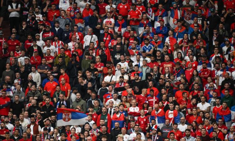 Torcedores sérvios podem ter cometido atos de racismo contra jogadores ingleses (Foto/ALBERTO PIZZOLI/AFP)