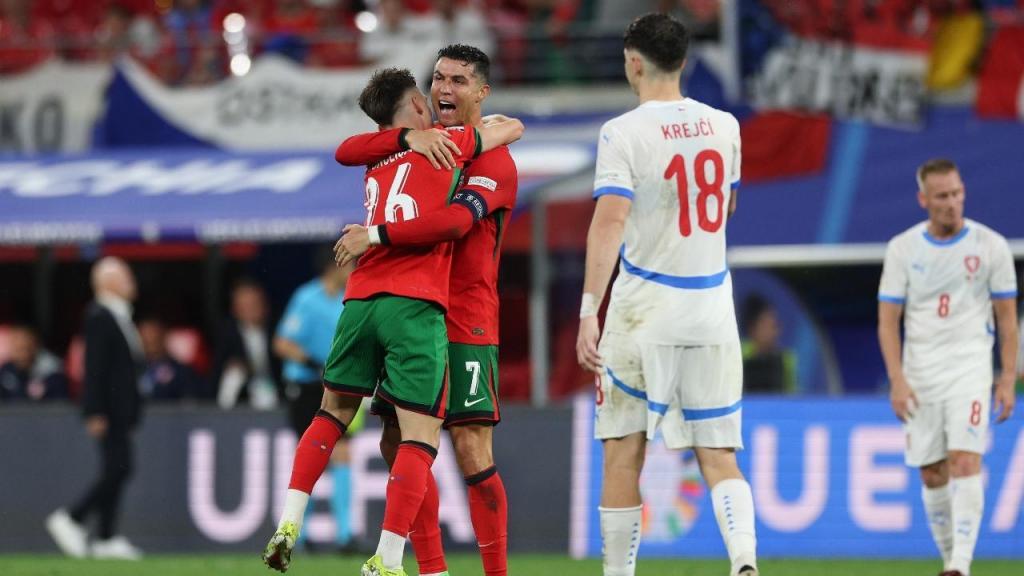 Francisco Conceição celebra com o companheiro de equipe Cristiano Ronaldo (Foto/Mais Futebol/Portugal)