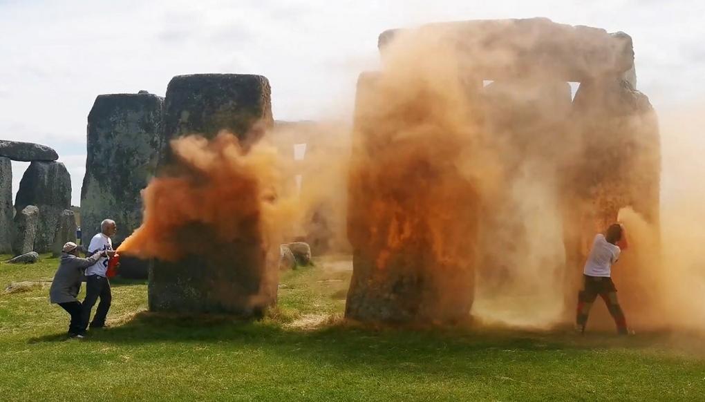 Ativistas jogam "tinta" no Stonehenge, no Reino Unido (Foto/HANDOUT/JUST STOP OIL/AFP)