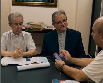 Dom Paulo Mendes Peixoto e monsenhor Geraldo Maia falam sobre a ordenação, marcada para o dia 13, no Ginásio Marista (Foto/Divulgação)