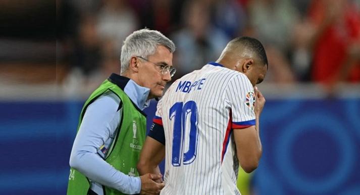 Mbappé fez novos exames ontem à tarde (Foto/Ozan Kose/AFPP)