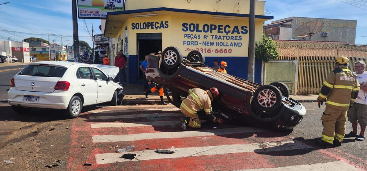 Um dos veículos capotou, ficando com as rodas viradas para cima (Foto/Divulgação)