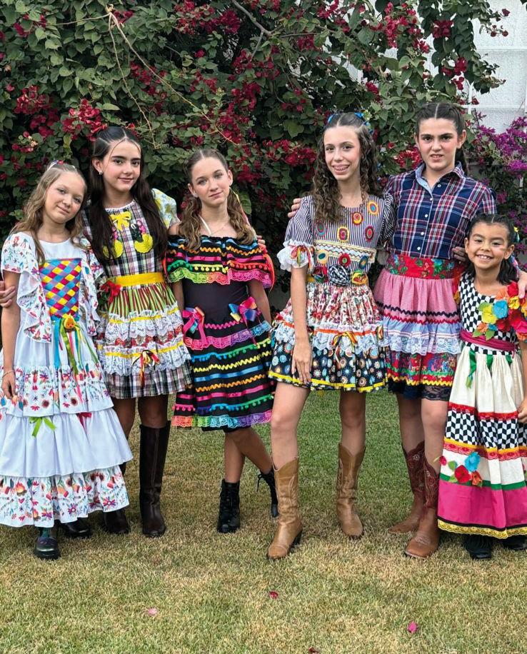 Helena Simões, Florença Zanin, Carolina Simões, Helena Massa, Maitê Bernardino e Larissa Teodoro em clima junino (Foto/Divulgação)