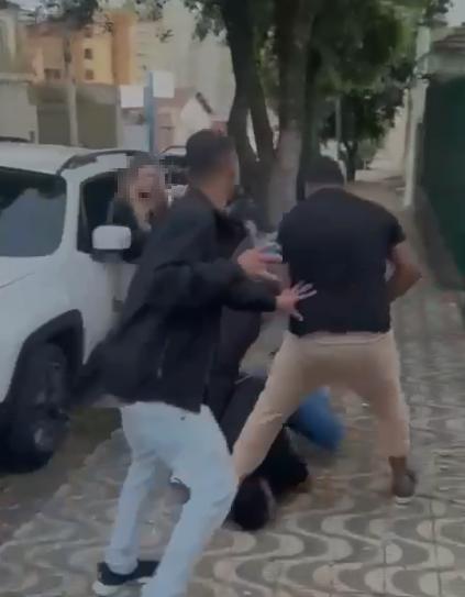 Jovens foram agredidos na rua Alfén Paixão, às 6h da manhã (Foto/Reprodução)