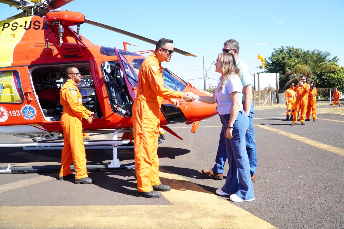 Prefeita Elisa Araújo esteve na pista de pouso da 4ª Cia Especial de Operações Aéreas dos Bombeiros na Univerdecidade para recepcionar a chegada do novo equipamento (Foto/Divulgação)