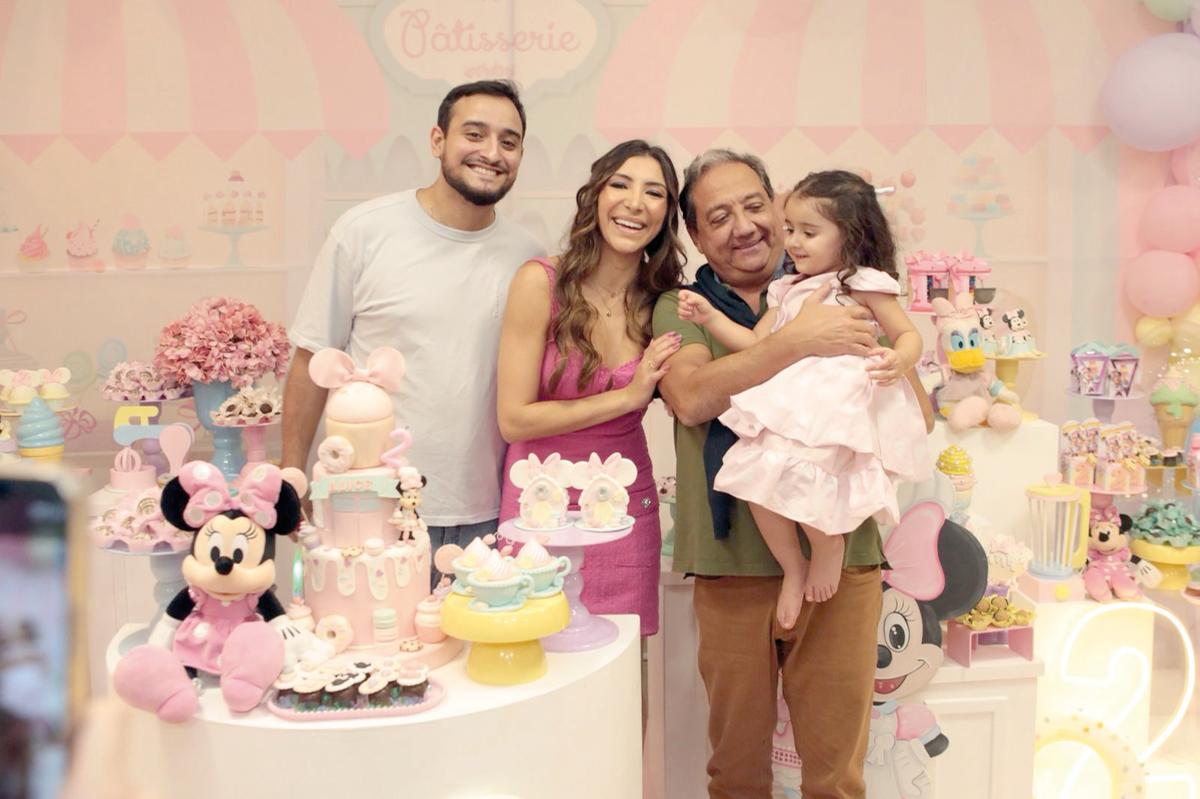 Dia 22/06 a pequena Alice comemorou 2 aninhos de vida! Na foto, ao lado de seus pais Frederico Barbosa e Melina Bawden, com o avô Fausto Bawden.  Felicidades! (Foto/Arquivo pessoal)