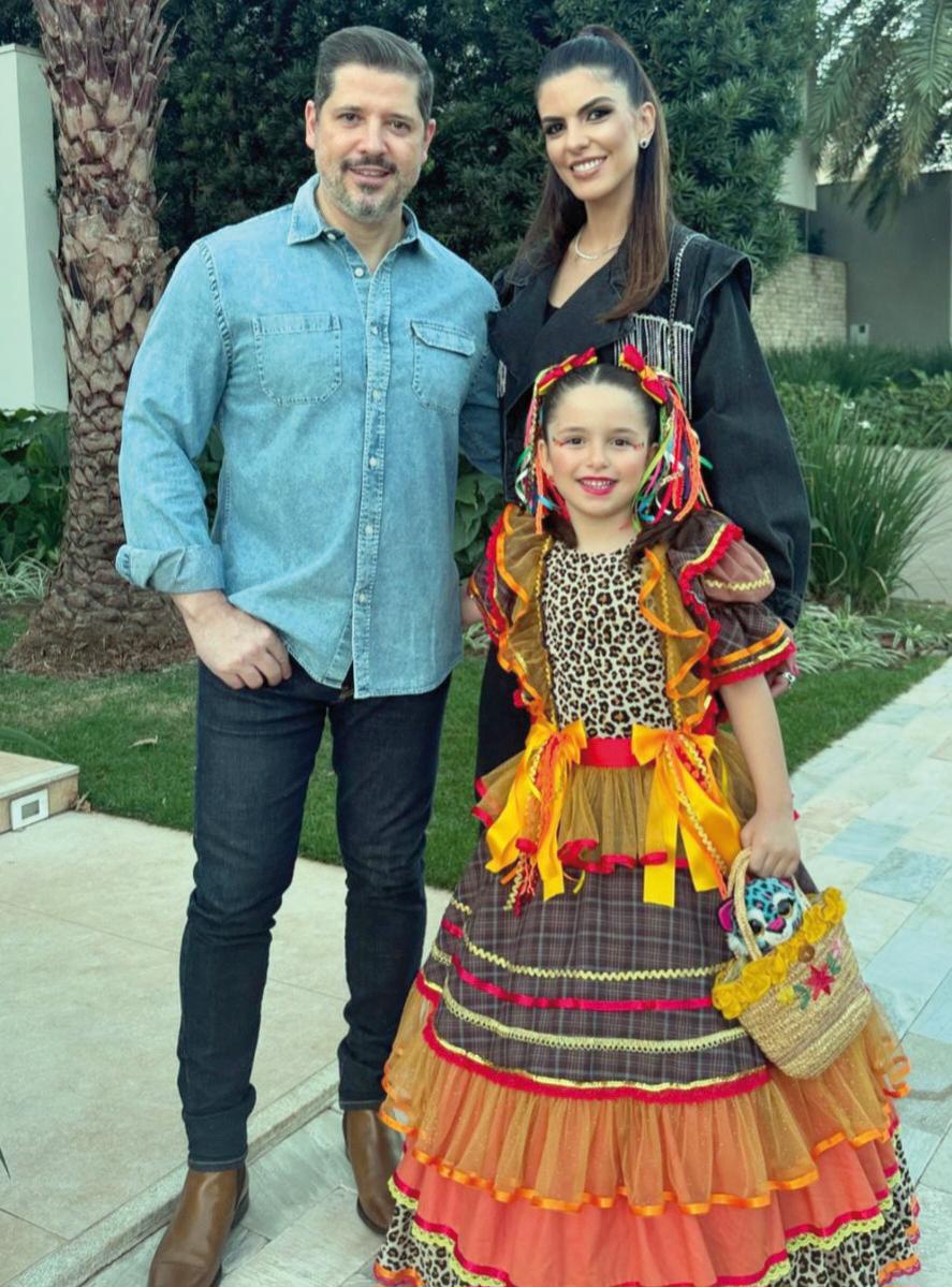 No mesmo clima, o casal de médicos Renato Abrão e Adriana Treme, com a princesa Ciça, que usa a mesma bolsinha típica da mammy quando criança (Foto/Arquivo pessoal)